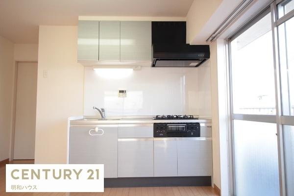 キッチン　3口ガスコンロ完備のシステムキッチン♪