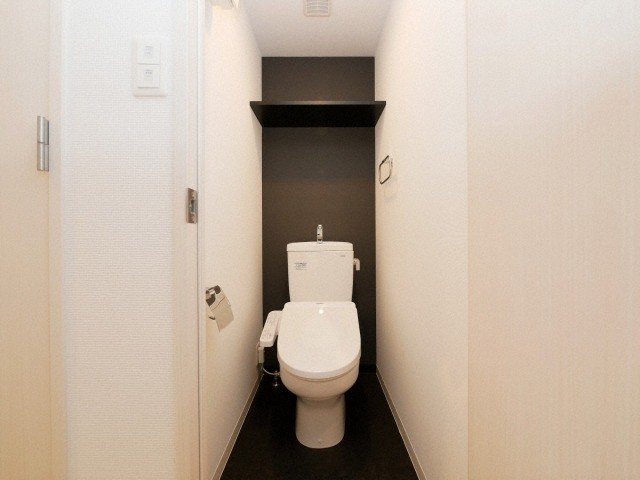 トイレ　落ち着いた色調のトイレです