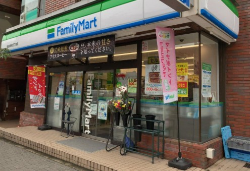コンビニ　ファミリーマート世田谷新町店（コンビニ）まで168m