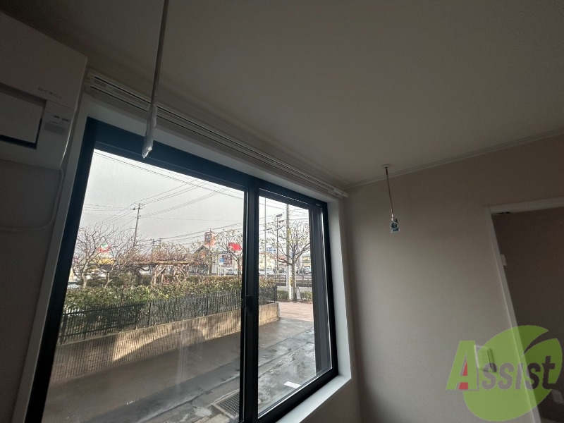 バルコニー　室内物干しで悪天候の日も部屋干しができます。
