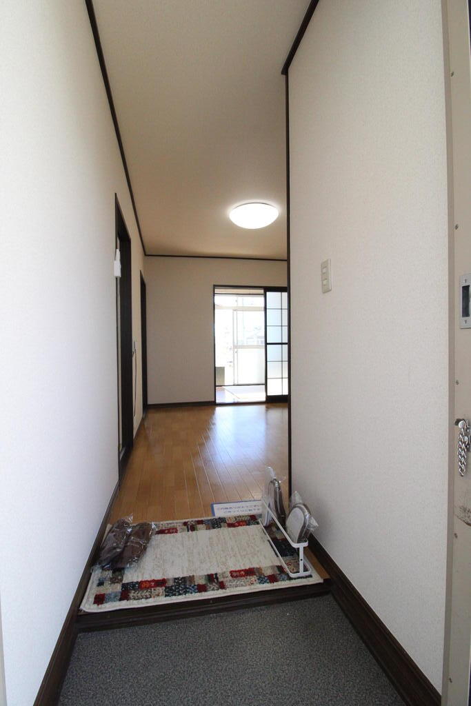 玄関　玄関から室内を見たアングル