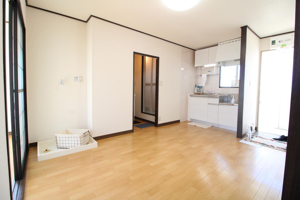 キッチン　DKは7帖の広さで玄関とは袖壁で仕切ってあります！！