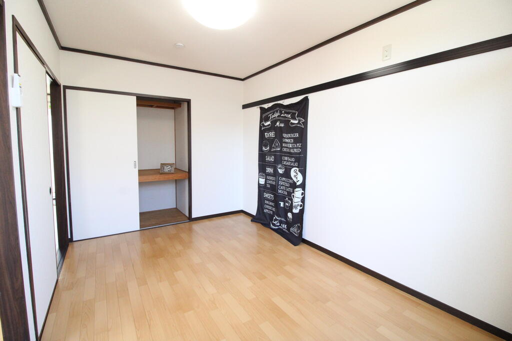 その他部屋・スペース　リビング横の洋室も駐車場側で日当たり良好！！