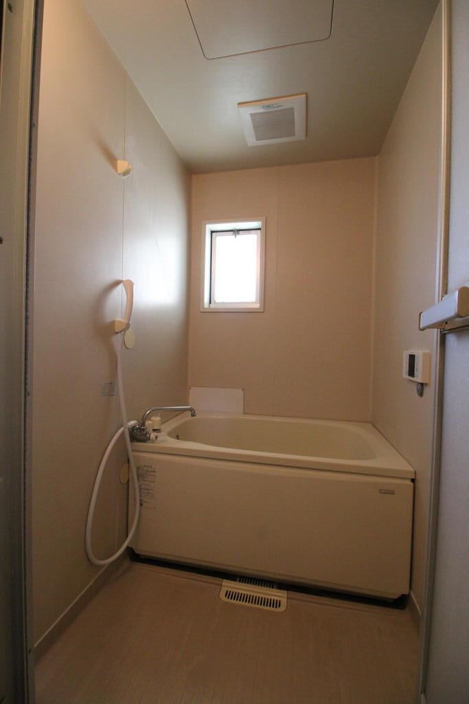 バス・シャワールーム　追焚給湯可能で窓もあります！！