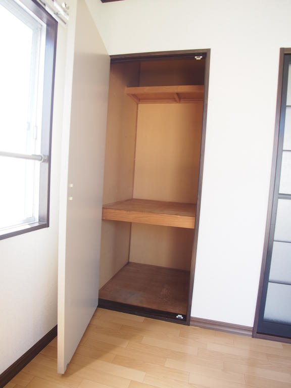 収納　洋室6.1帖間には半間の収納があります！！