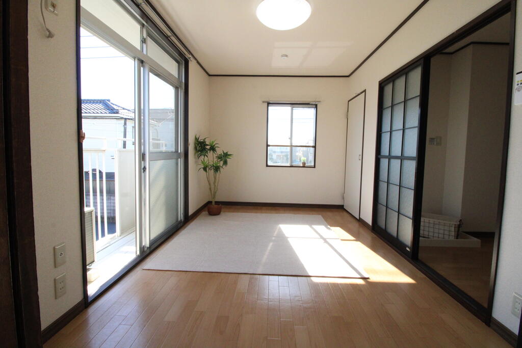 居室・リビング　洋室6.1帖間は角部屋2面採光！！　エアコン完備！！