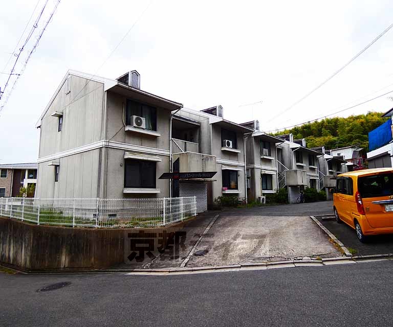 京都市伏見区桃山町安芸山のアパートの建物外観
