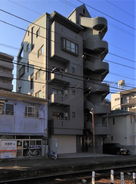 松山市鉄砲町のマンションの建物外観