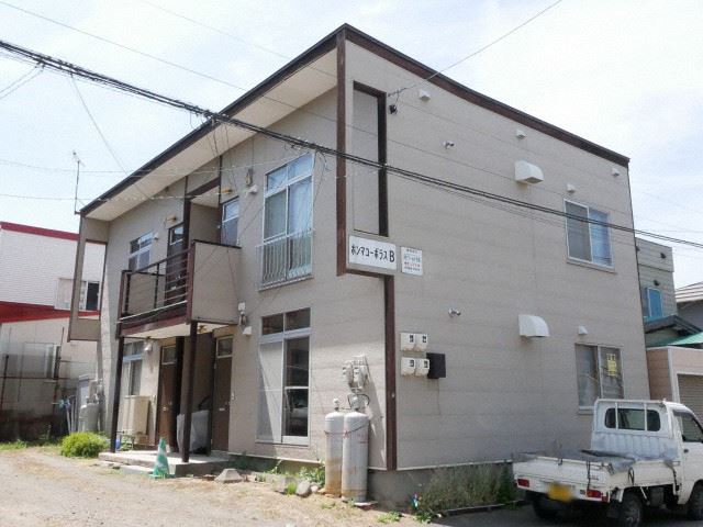 札幌市北区新川三条のアパートの建物外観
