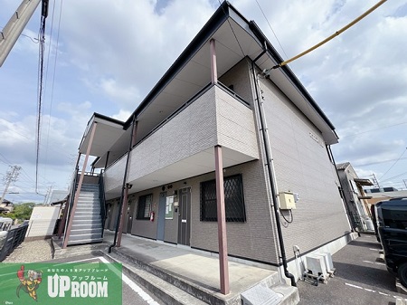 【オウクレスト川添の建物外観】