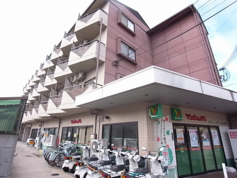 川西市火打のマンションの建物外観