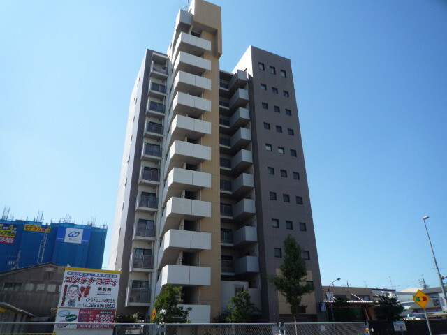 名古屋市瑞穂区明前町のマンションの建物外観