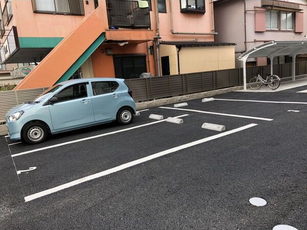 【シェルグレイスの駐車場】