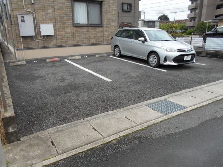 【三重郡川越町大字豊田のアパートの駐車場】