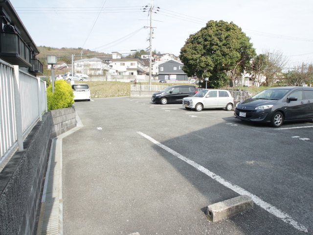 【川西市平野のアパートの駐車場】