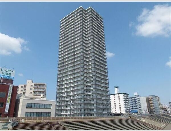 札幌市中央区南九条西のマンションの建物外観