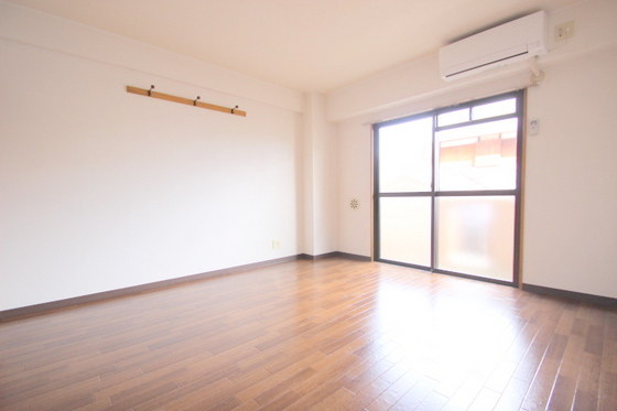 居室・リビング　※別号室の写真です