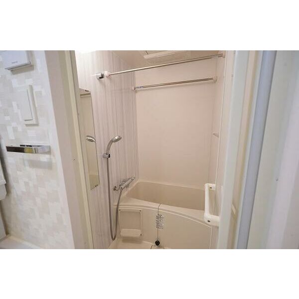 バス・シャワールーム　浴室乾燥機付きのお風呂です。 また面倒な温度調節もなく使いや