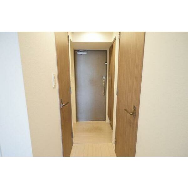 玄関　広めの玄関です。靴の収納のは困りません。