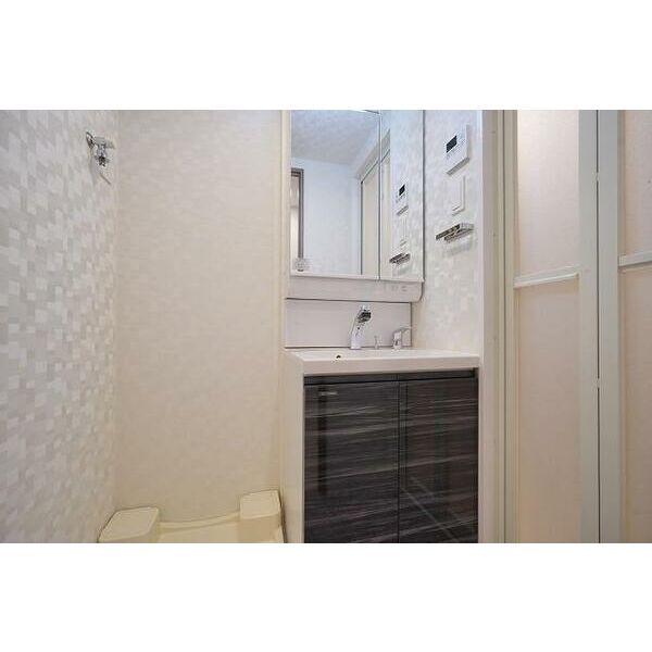 洗面設備　グレードの高い独立洗面台です。 また、洗濯機置場も洗面所にあ