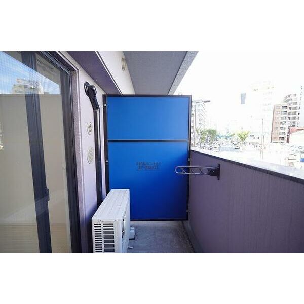 バルコニー　広めのバルコニーになっております。 方角が北東で朝に日差しが