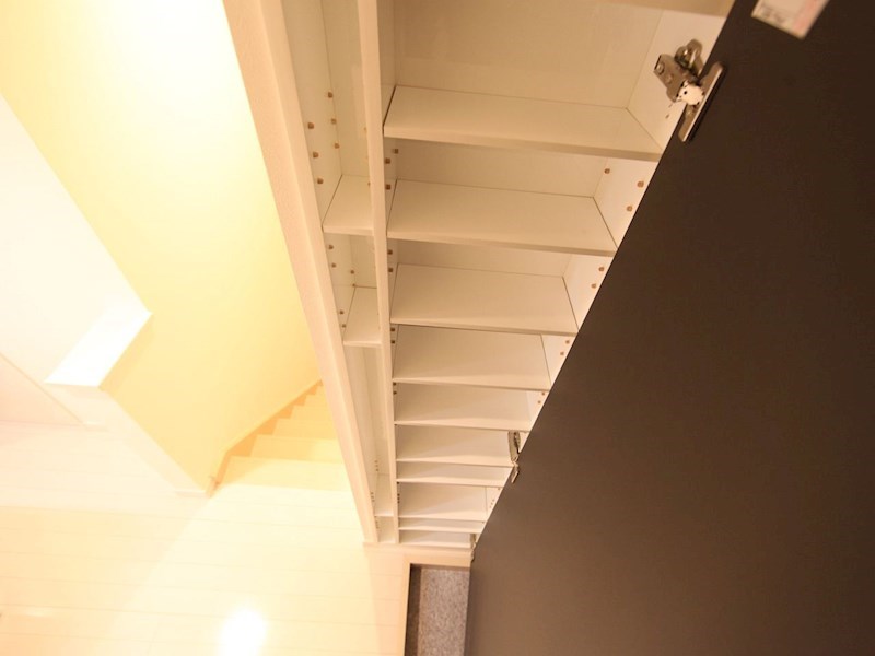 玄関　玄関　シューズボックス付（収納充実してます）