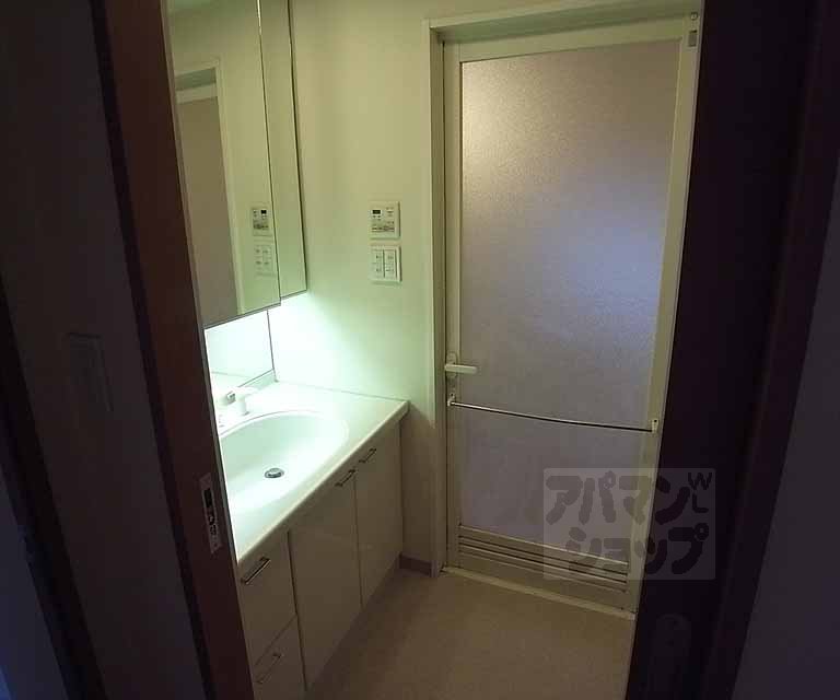 洗面設備　広々した洗面所です。