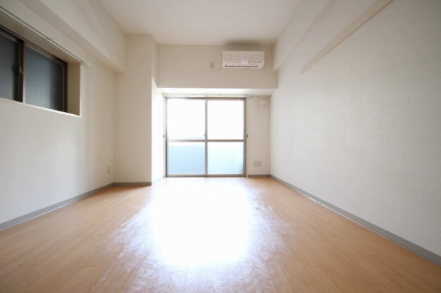 居室・リビング　同物件、別号室のものです。