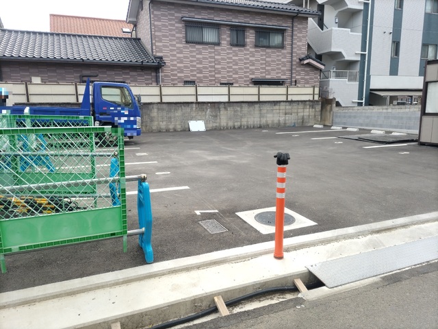 駐車場　建築中