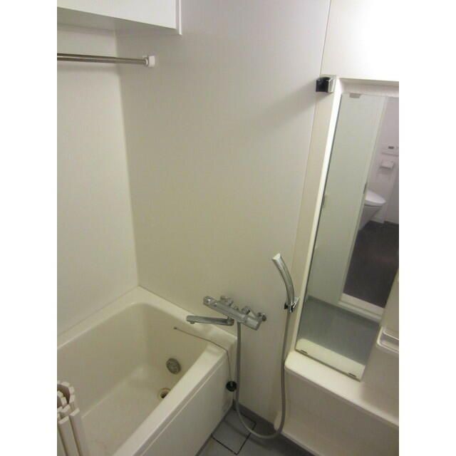 バス・シャワールーム　落ち着いた空間のお風呂です