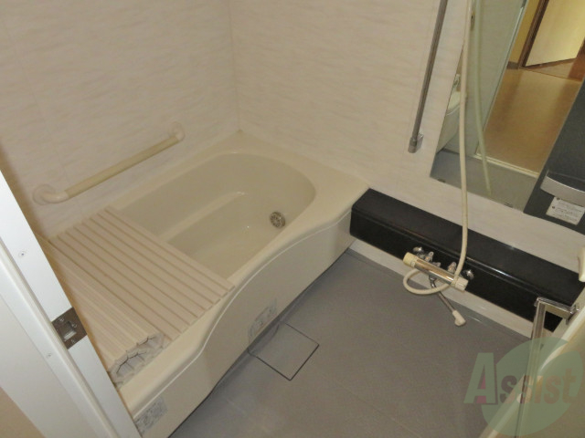 バス・シャワールーム　バスルームはこちらです。広々としてゆったり休めます。