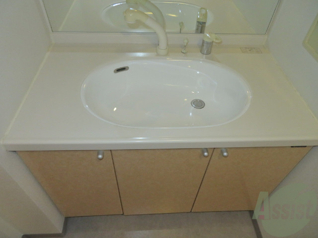 洗面設備　洗面台。朝の身支度はここでばっちり決めましょう。