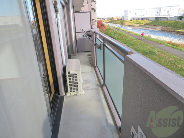 バルコニー　バルコニー。洗濯物がはかどりそうな広さがありますよ。