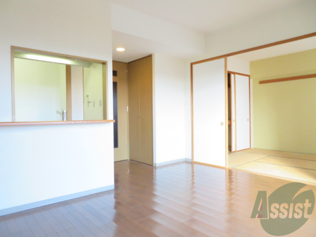 居室・リビング　別の角度からＬＤＫを撮影しました。日射しがあり明るい印象。