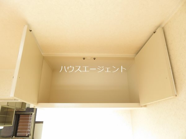 収納　上部収納は、スペースを広く使えて便利！※写真は別号室参考画像