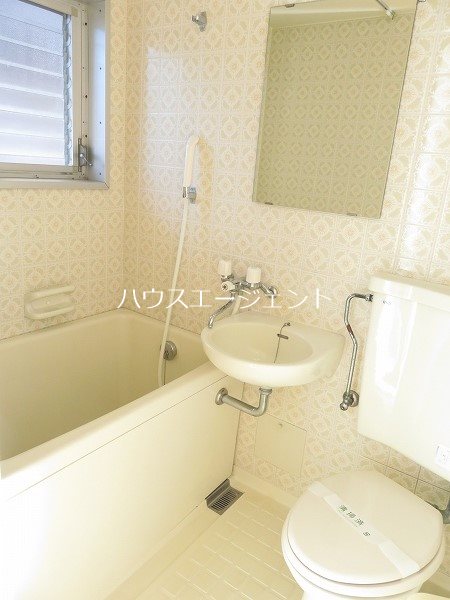 バス・シャワールーム　お風呂には換気用窓があります。※写真は別号室参考画像