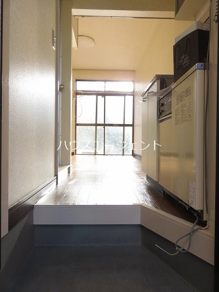 玄関　玄関から明るい日当たりの良いお部屋※写真は別号室参考画像