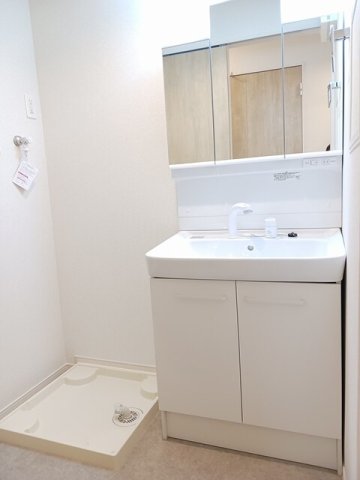 洗面設備　明るい洗面所です