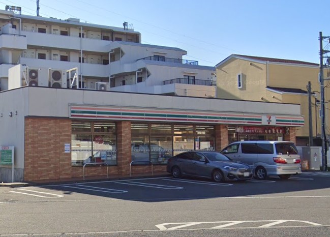 コンビニ　セブンイレブン（コンビニ）まで492m