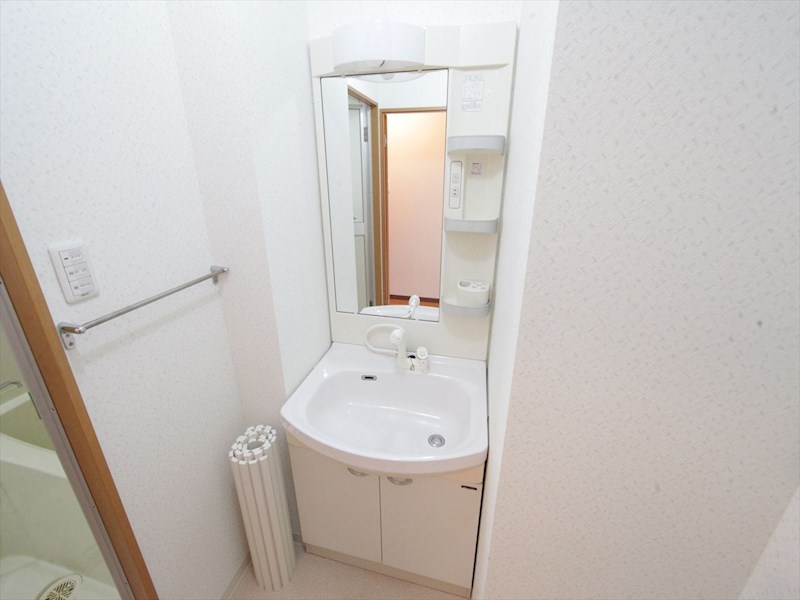 洗面設備　脱衣所　独立洗面台（シャンプードレッサー付）収納スペース有