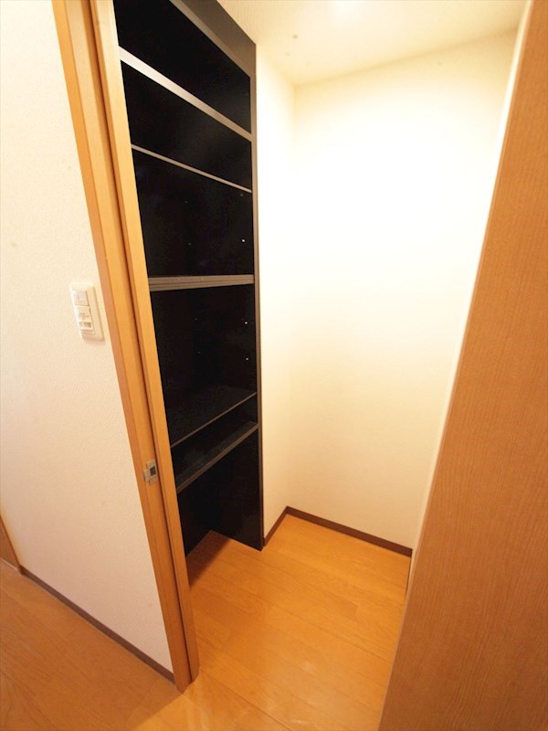 玄関　玄関　シューズクローク付（収納充実してます）
