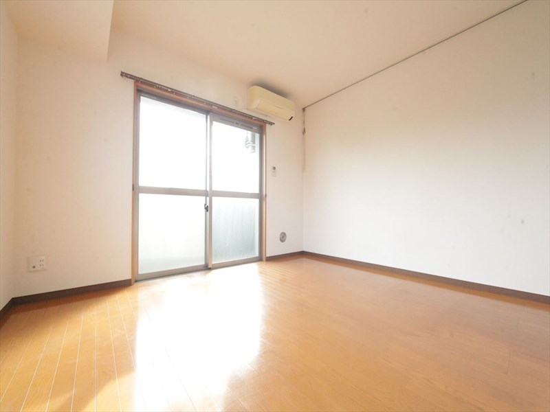 バルコニー　洋室12帖　エアコン完備　南面バルコニー