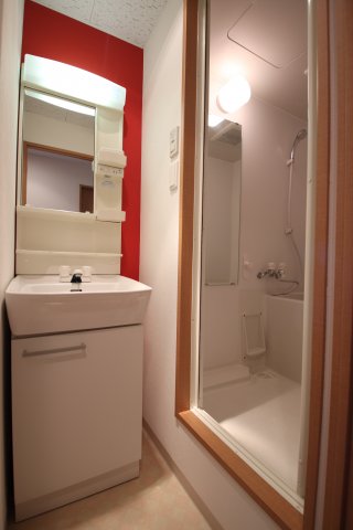 洗面設備　明るい洗面所です