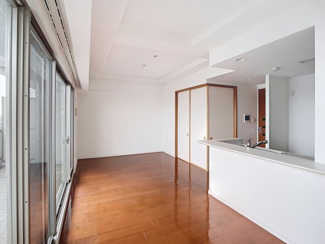 居室・リビング　掲載写真は同型の左右反転の部屋を掲載しております。仕様等が異