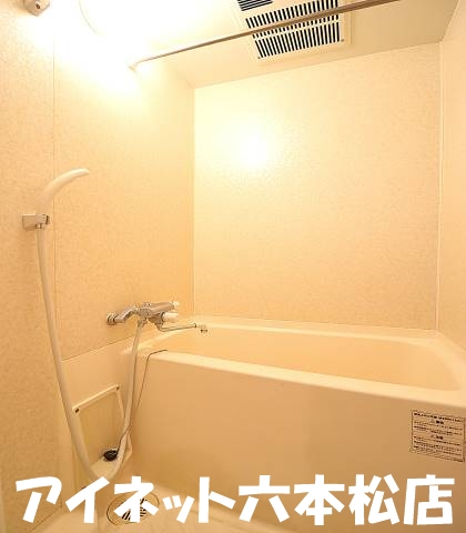 バス・シャワールーム　一日の疲れはこちらで流しましょう。