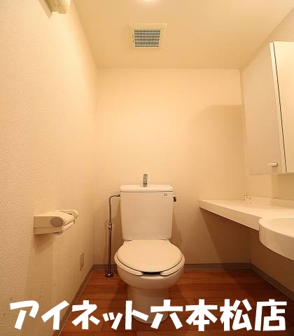 トイレ　清潔感のある空間です。