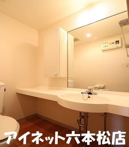 洗面設備　朝の支度はこちらでどうぞ。