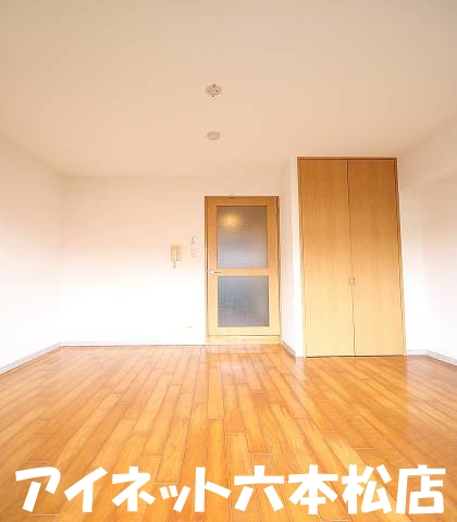 居室・リビング　明るく広々としたお部屋です。