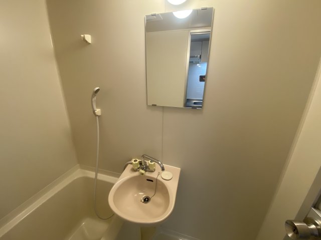 洗面設備　浴室内に洗面台付き！