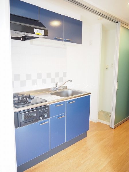 キッチン　2口ガスコンロ・グリル付きのシステムキッチンです。